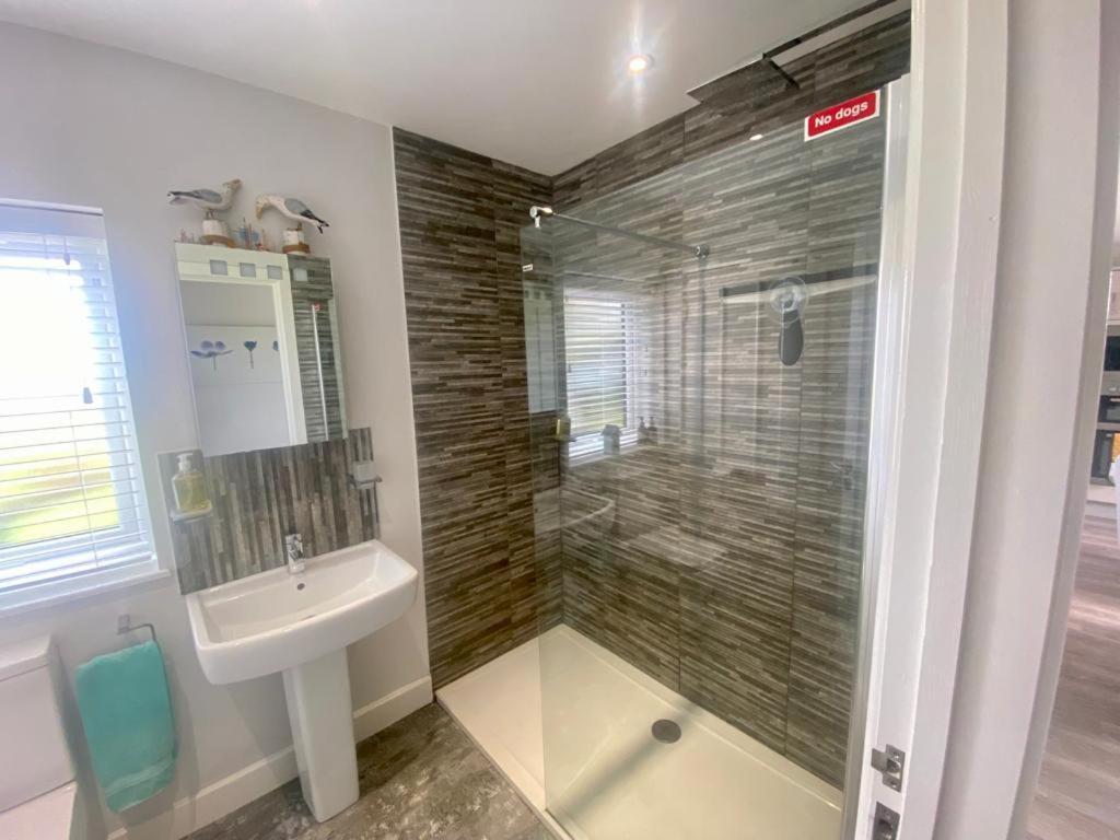 2 Bedroom Cottage Sleeps 4, With Pool Use, Сеннен Экстерьер фото